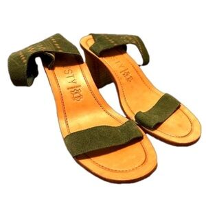 Vintage leather green Howsty strappy heels women’s size 38 US 7.5
